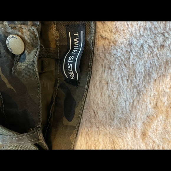 Camouflage pants, elastic at the ankle with belt. Size L, but fits 8 - Picture 3 of 5